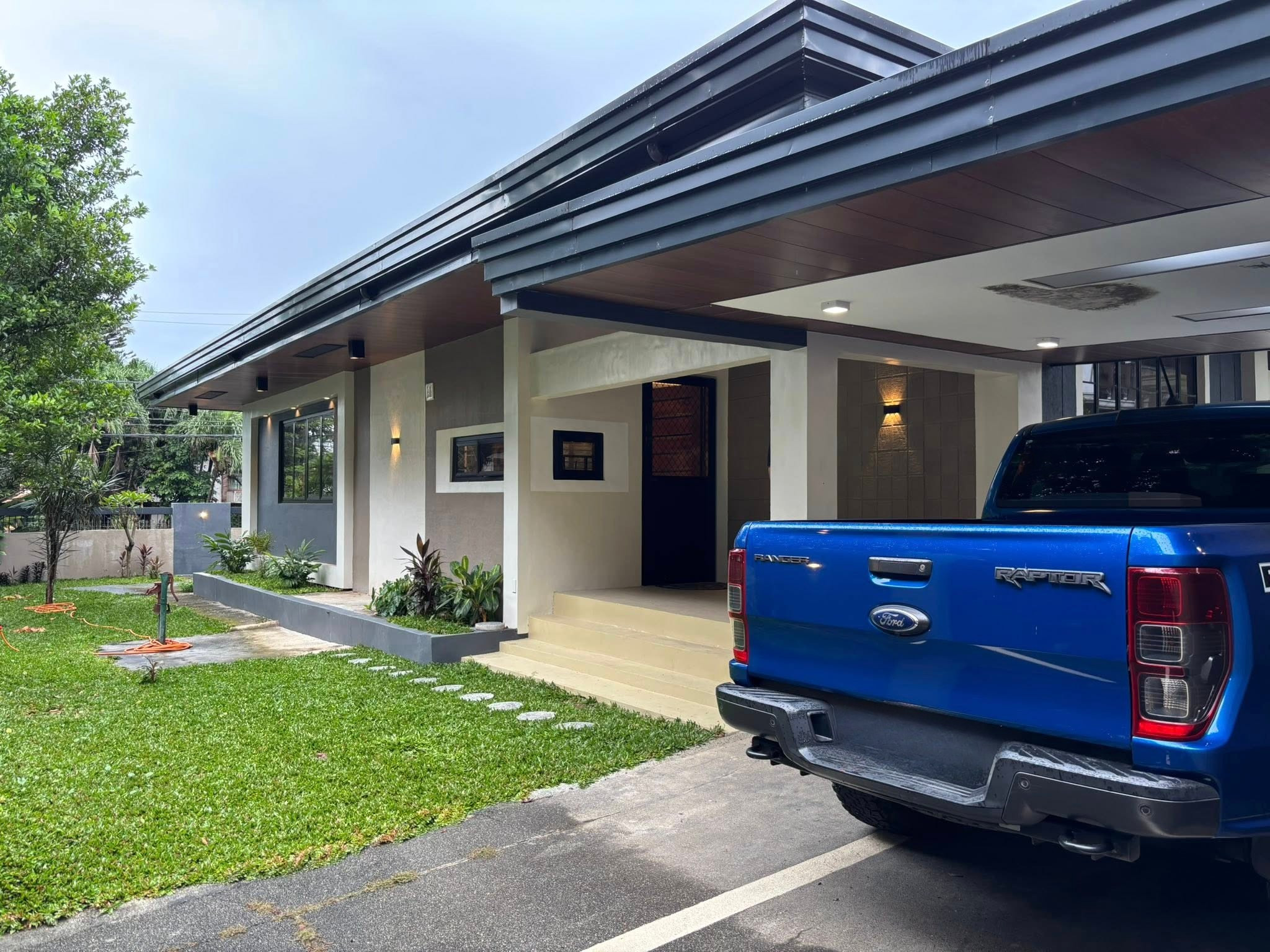 Splendid 3-Bedroom House and Lot in Commonwealth, Quezon City photo 1