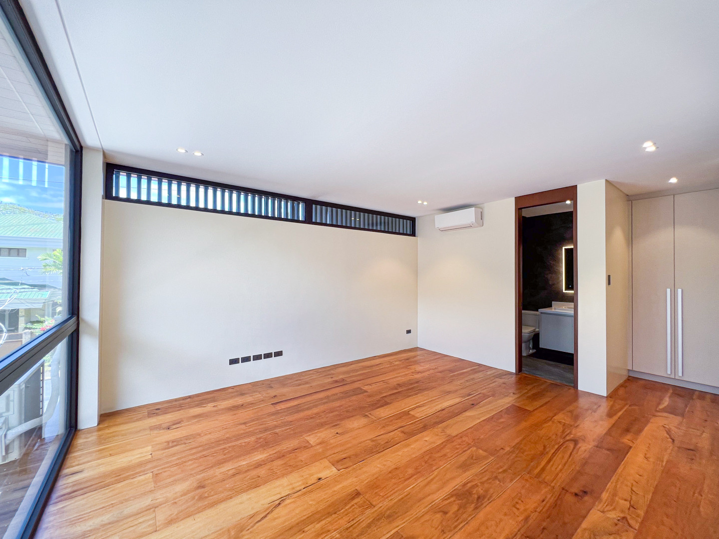 Picturesque Modern Contemporary House and Lot For Sale photo 5