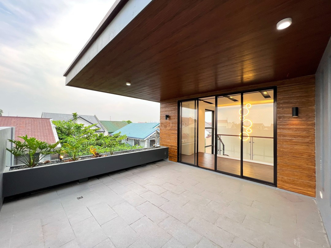 Appealing Black Modern House and Lot for Sale photo 3
