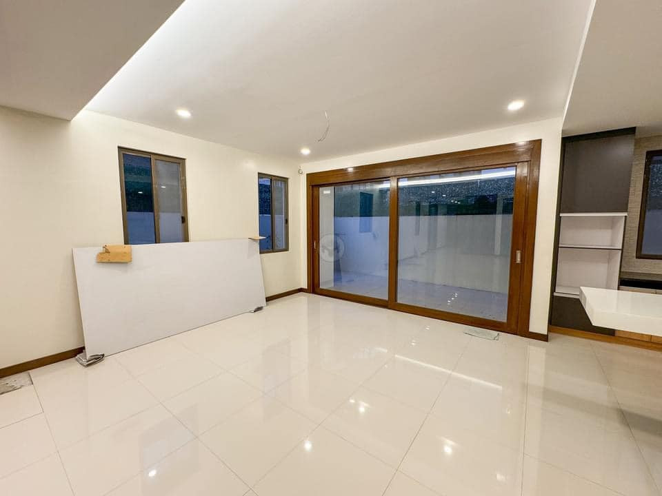 A Stylish 5 Bedroom House and Lot For Sale photo 4