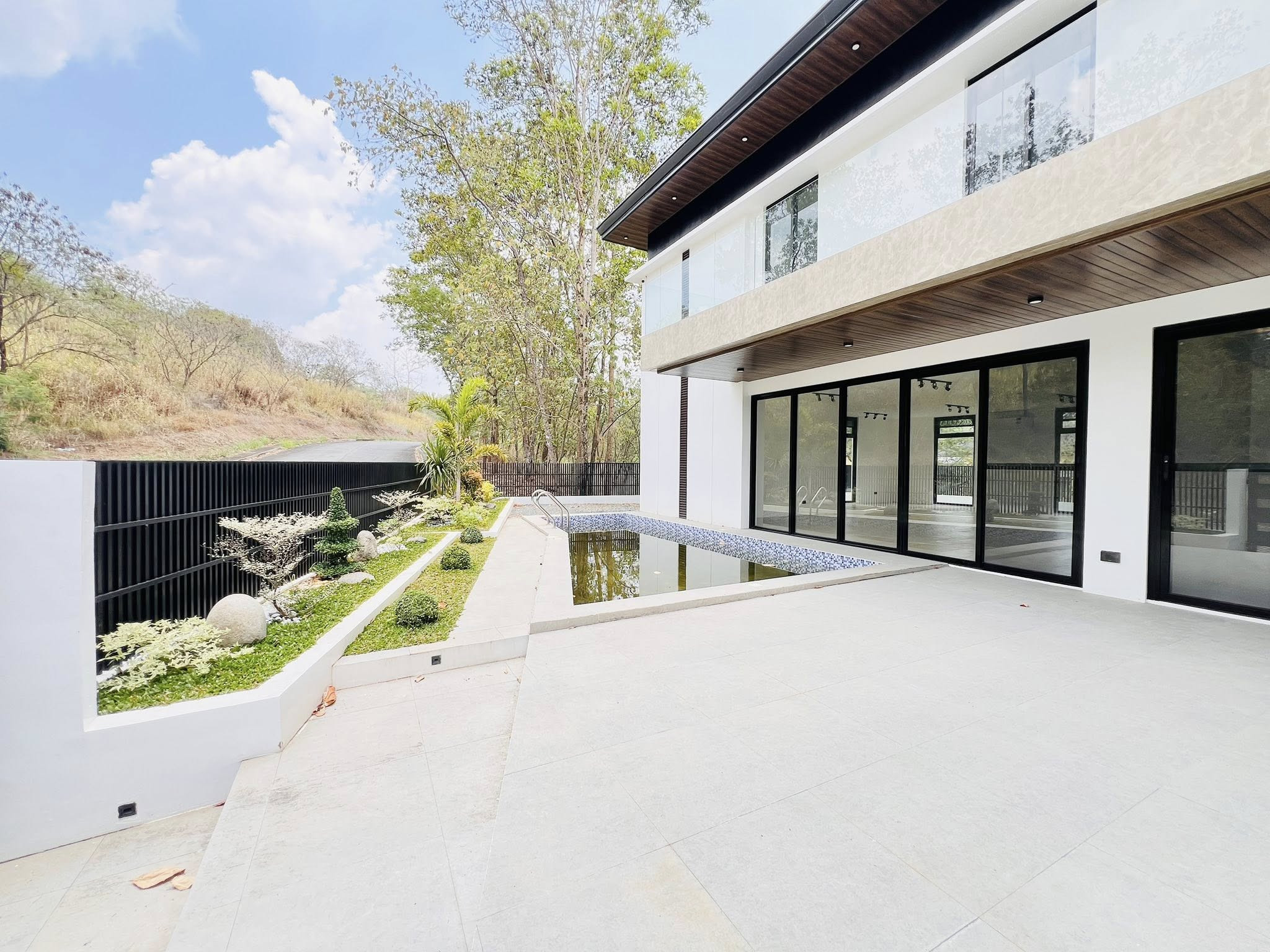 Elegant 5-Bedroom House and Lot for Sale photo 2