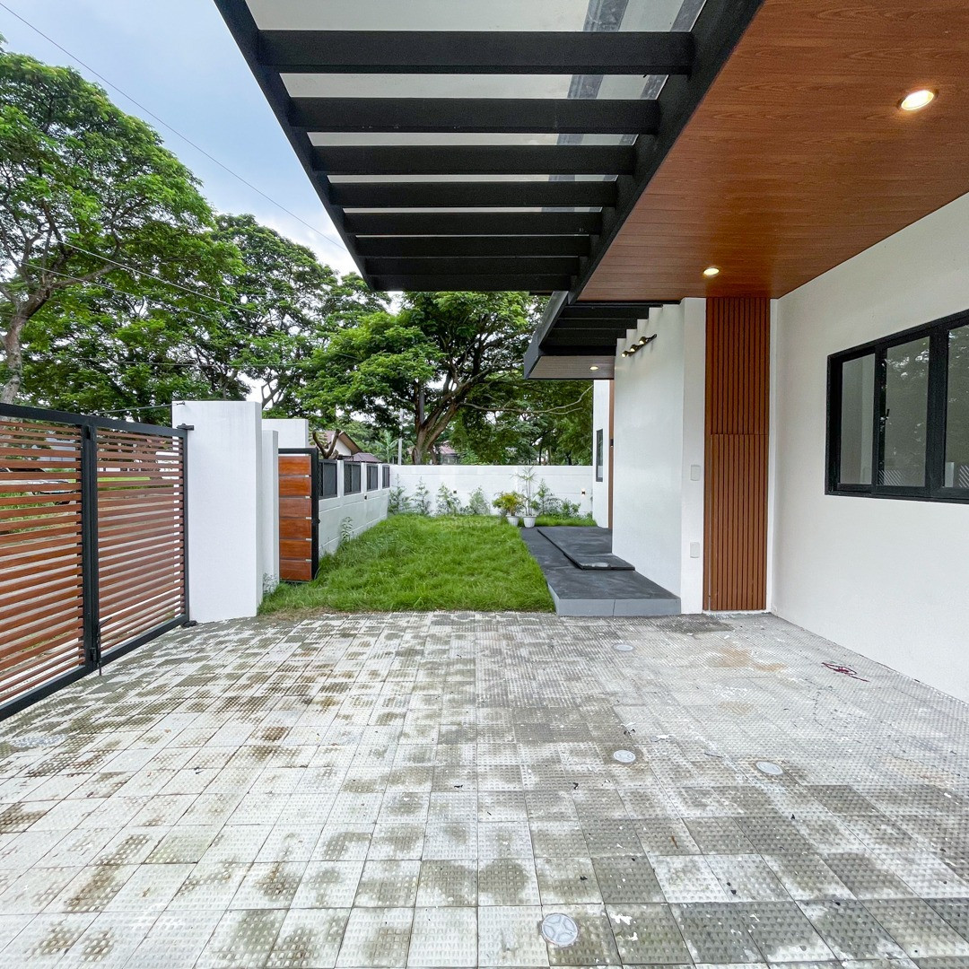 Stylish Modern Contemporary House and Lot For Sale at Orchard Residential Estate photo 2