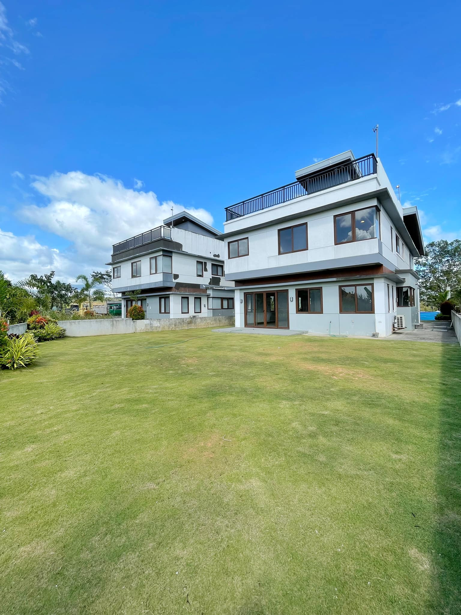 Brand new Modern House w/ Overlooking View of Metro Manila photo 2