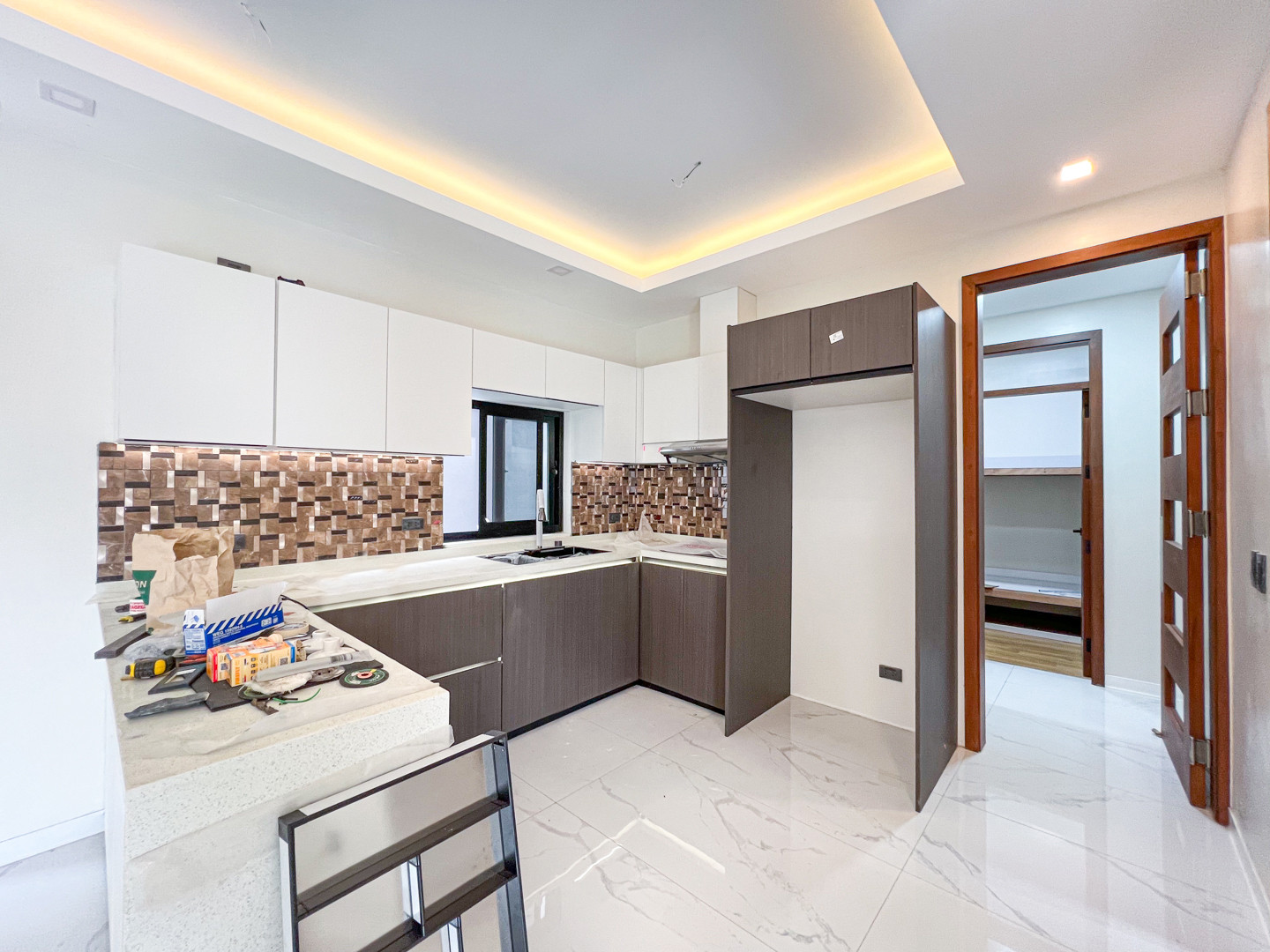 Sale: Sophisticated Modern Contemporary Home photo 4