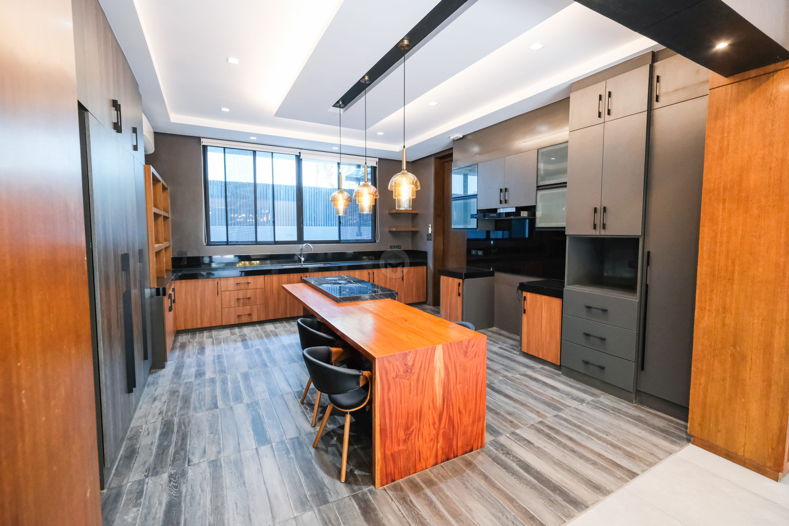 Astonishing 5-Bedroom House and Lot photo 5