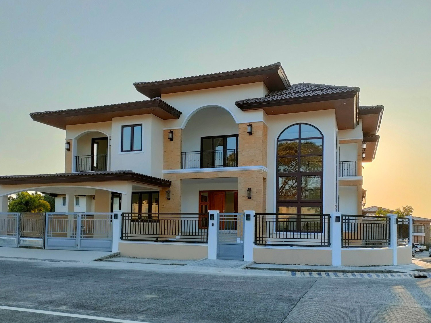 Brandnew Massive 3 Level Home in Portofino Vista Alabang photo 1