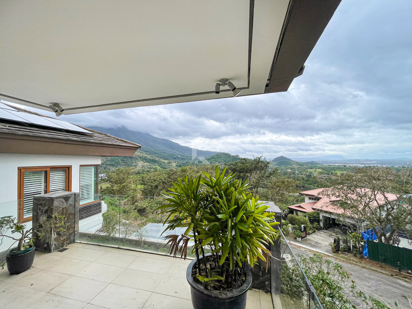 Prime Corner House and Lot with Breathtaking photo 4