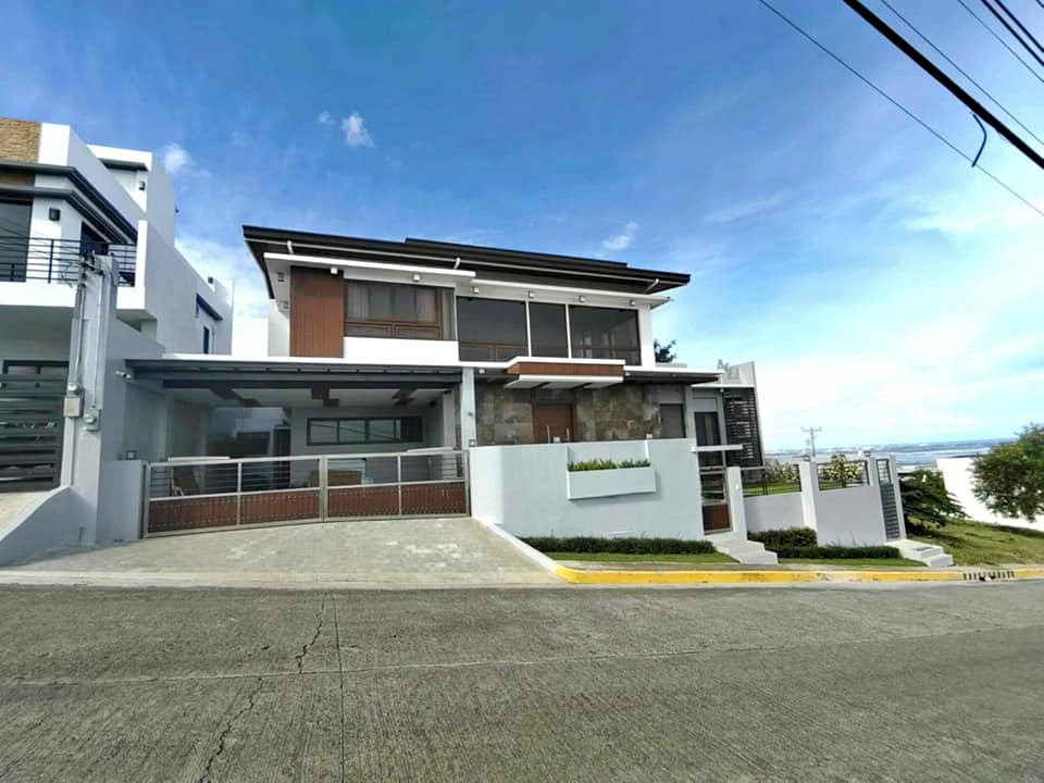 Overlooking House with Swimming Pool in Talisay Cebu photo 1
