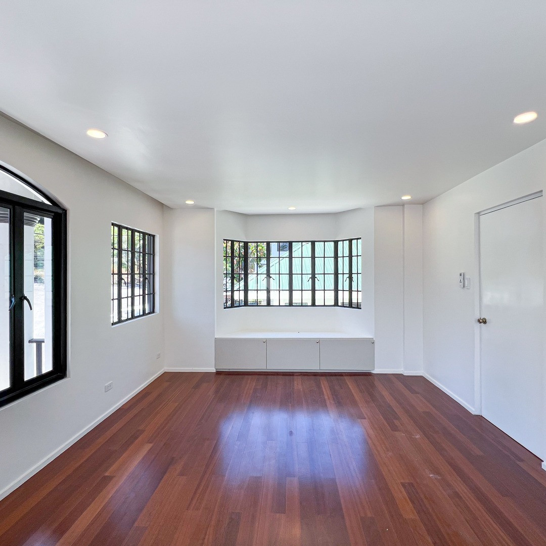 Captivating Classy Contemporary Home For Sale in Richdale Subdivision photo 5