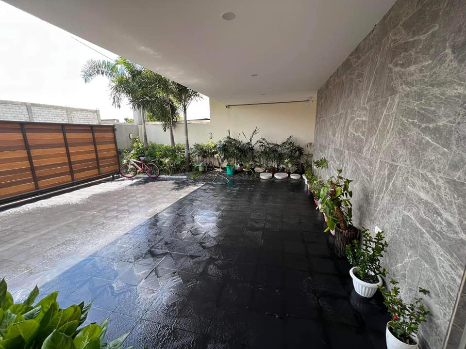 FOR SALE! SOPHISTICATED MINIMALIST HOUSE & LOT WITH WOODEN ELEMENTS. photo 3