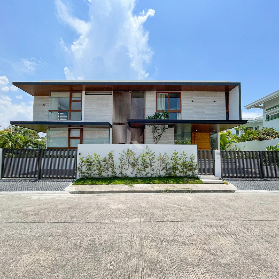 Modern Ultra-Luxurious Corner House with Full Basement For Sale photo 1