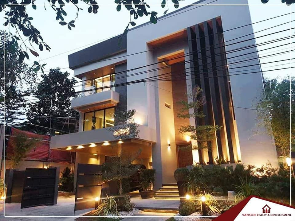 HOUSE AND LOT IN AYALA HEIGHTS, QUEZON CITY photo 1