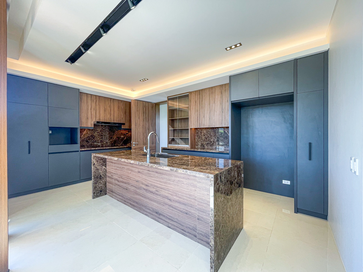 Elegant Modern Contemporary House and Lot for Sale in Alabang West photo 5