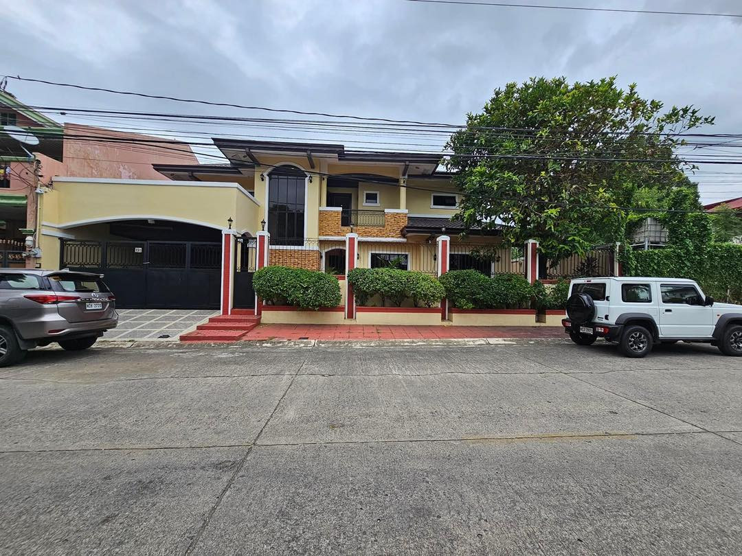 An Enchanting Colossal House for Sale in Las Piñas City photo 2