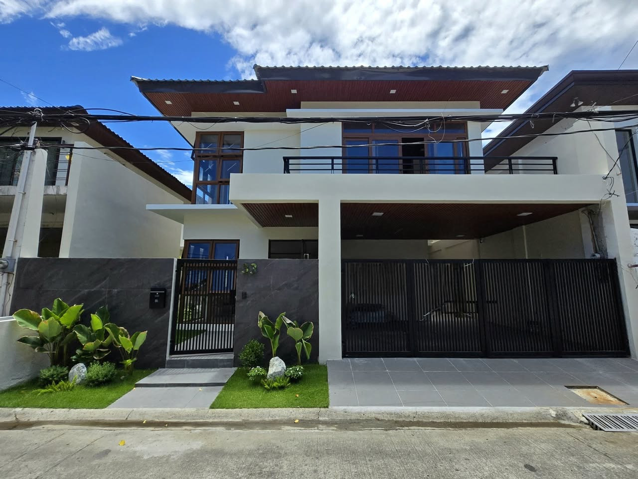 Secure this Contemporary Brand-New Home In BF Homes photo 1