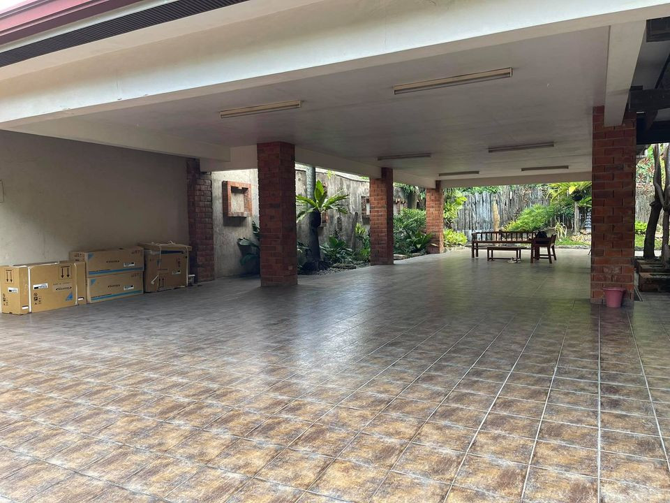 Big Bungalow with Big Lawn and 10 Carpark in Maria Luisa Park Subdivision photo 3