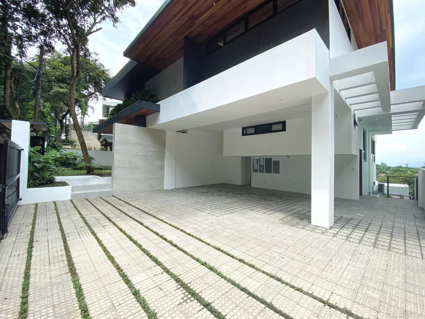 The Black Nest of Ayala Heights photo 2