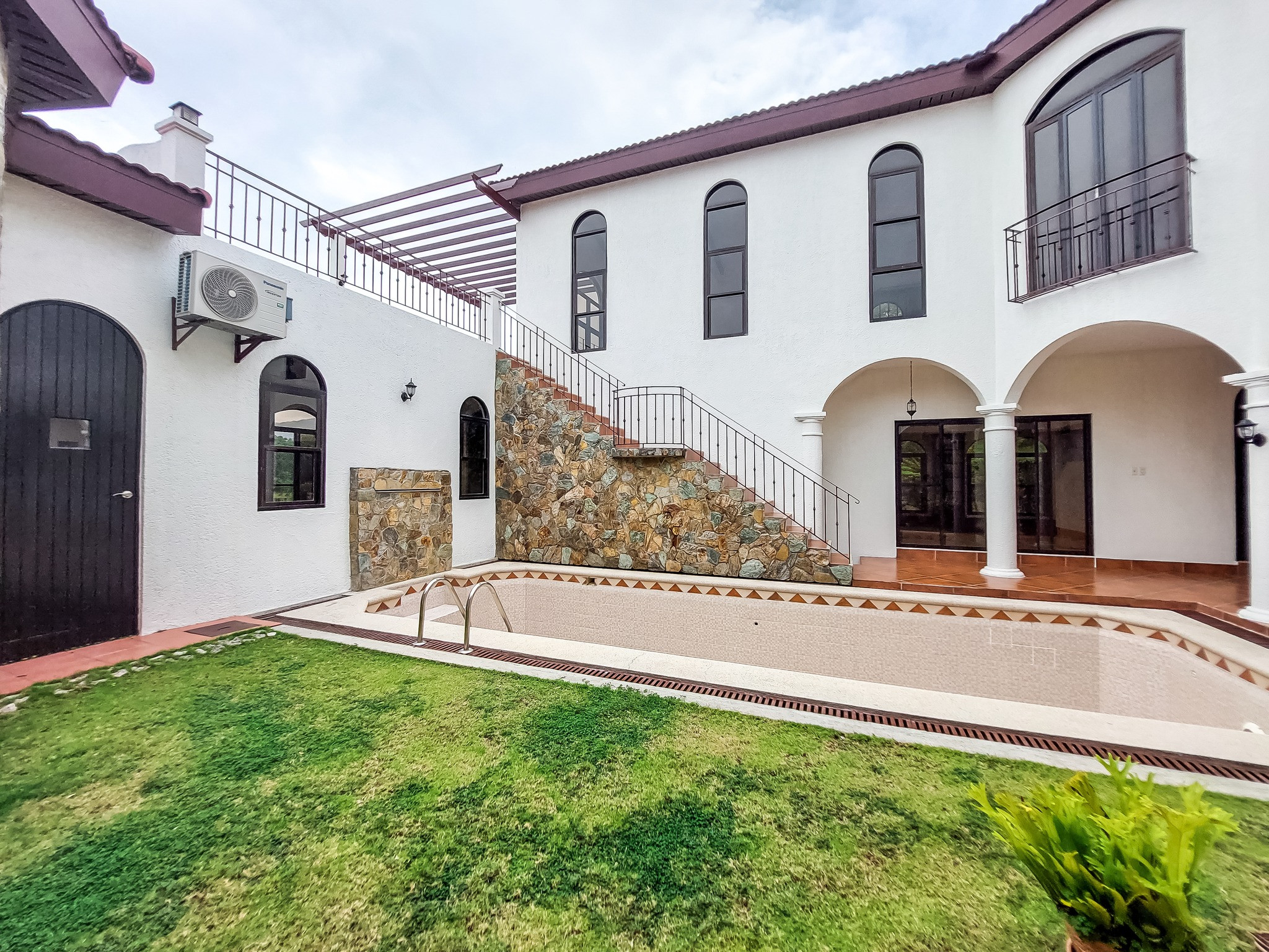 2 Storey Uphill Tuscan Theme Home for Sale in Ayala Greenfields, Calamba Laguna. photo 3