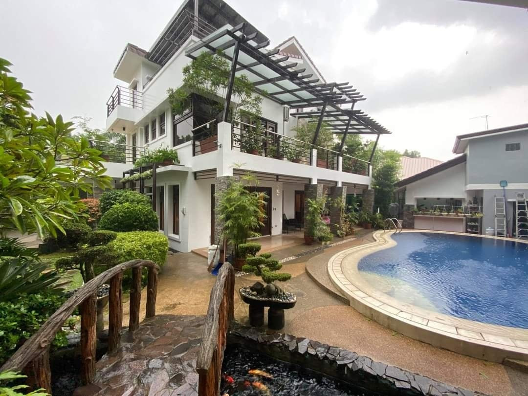 Corner 3-Storey House with Pool For Sale in Angeles City photo 1