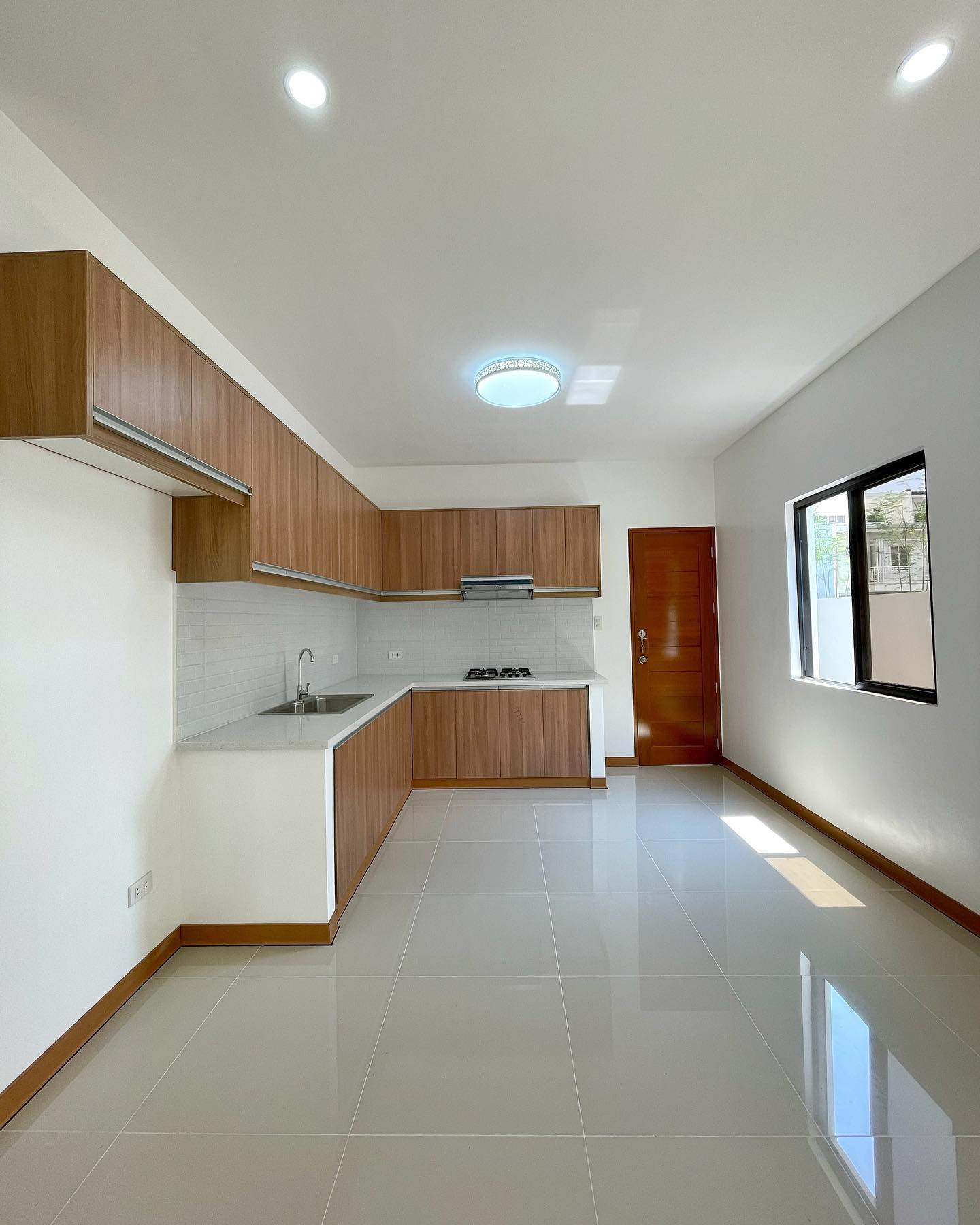 Brand New Modern House for Sale in Greenwoods Executive Village photo 4