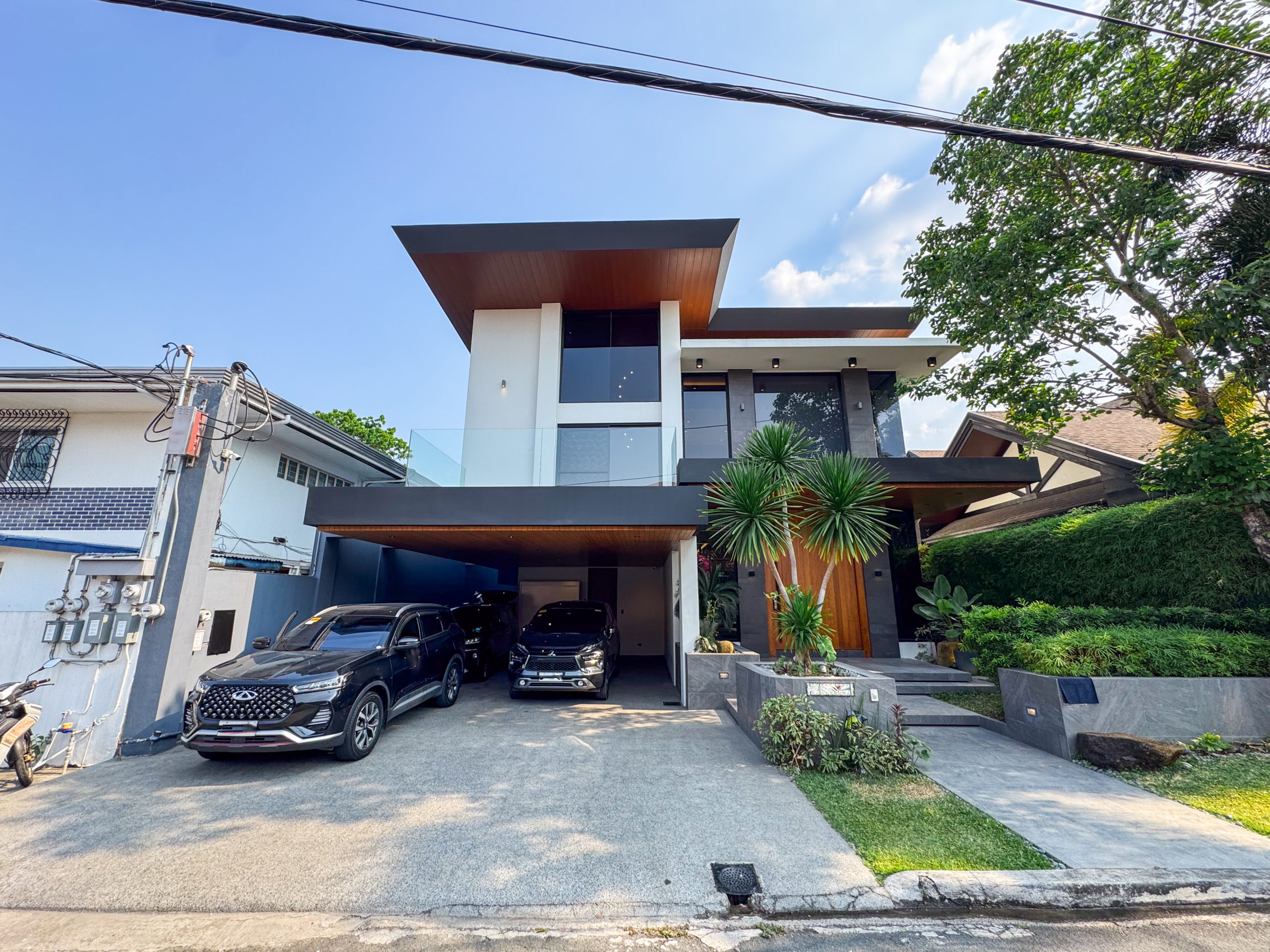 Astonishing 5-Bedroom House and Lot photo 1