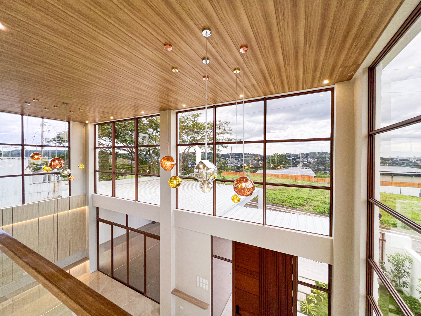 Stunning Modern House with Overlooking View in Eastland Heights photo 5