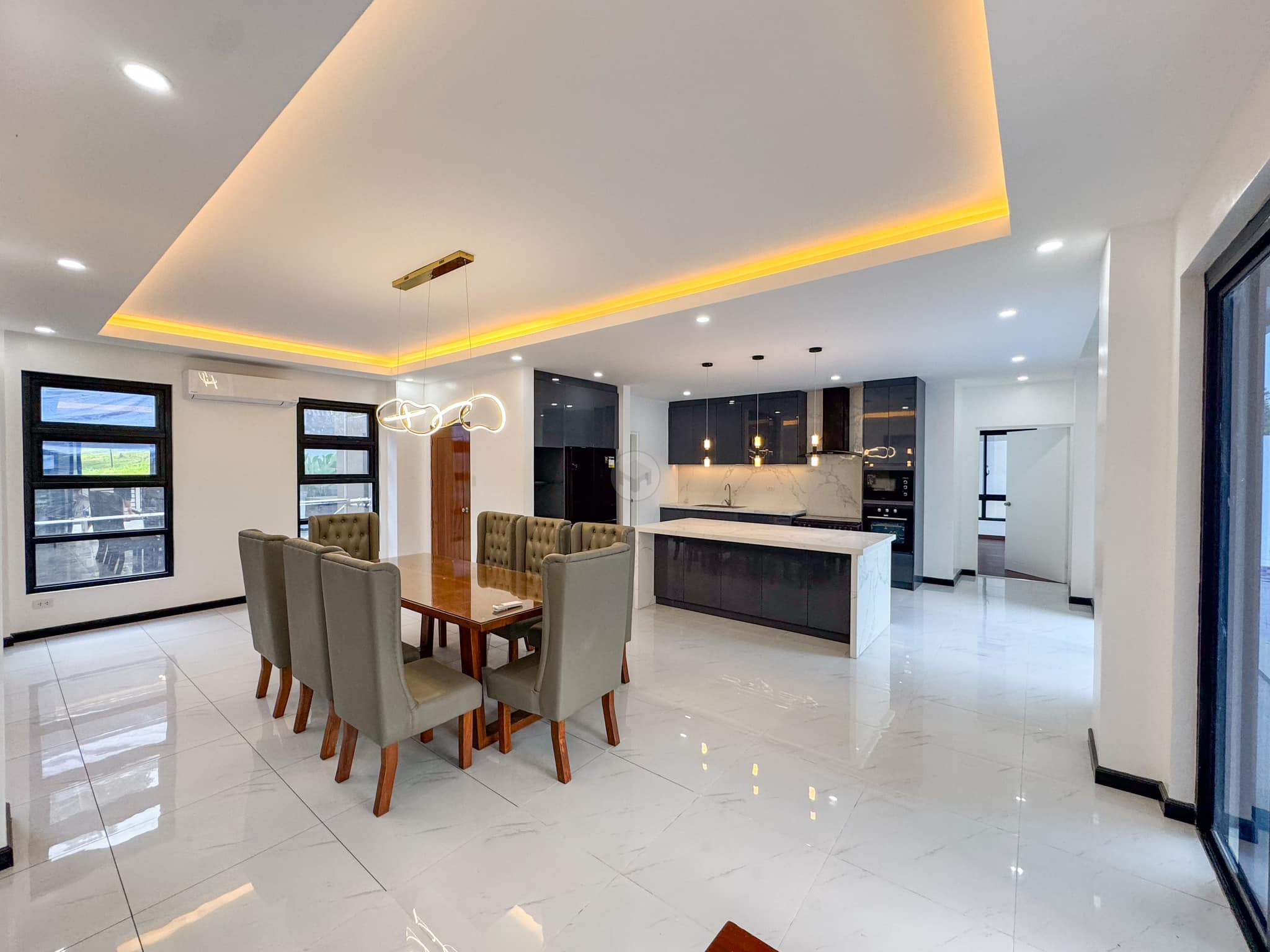 Exquisite 5- Bedroom House and Lot for Sale photo 3