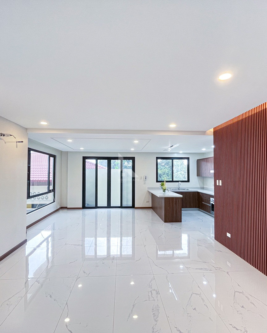 Sophisticated 4-Storey Modern Townhouse in New Manila photo 4