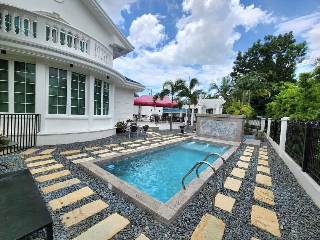 Luxurious Mansion with Pool for Sale! photo 1