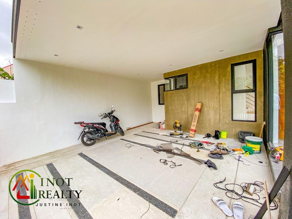 Elegantly Finished Single attached House and Lot photo 2