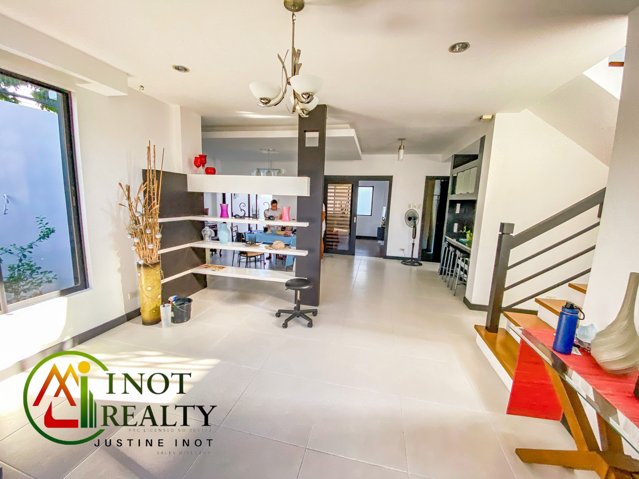 Spacious 3 Storey Single Attached House photo 2