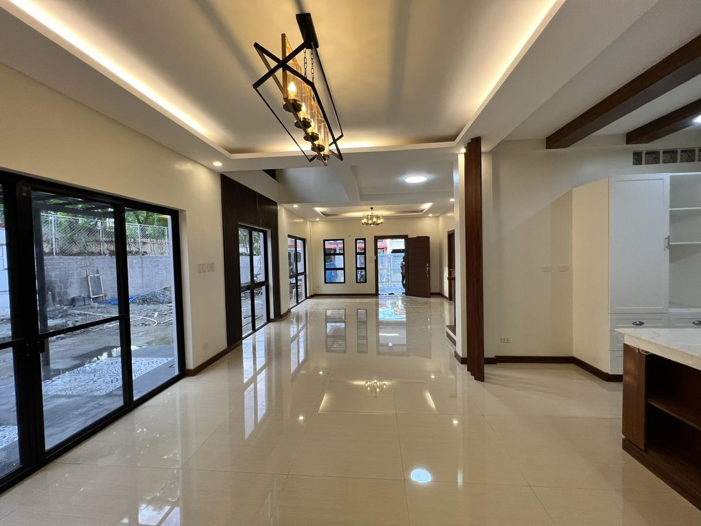 MASSIVE AND SPACIOUS HOUSE AND LOT WITH SWIMMING POOL AND HIGH CEILING photo 2
