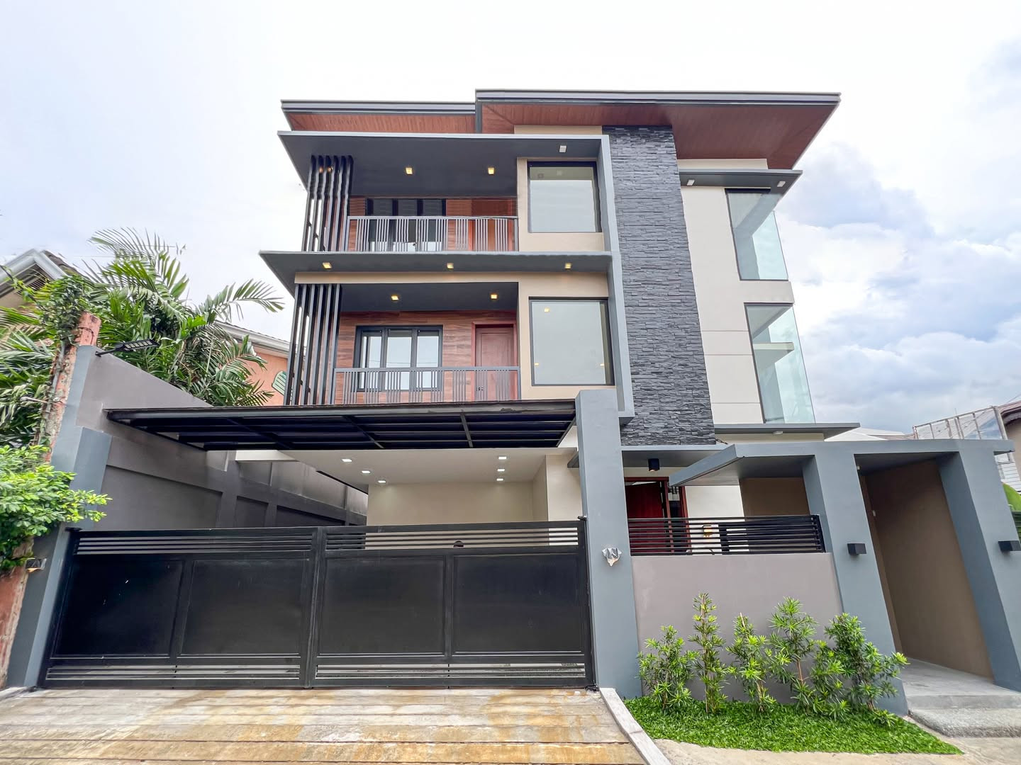 Sale: Sophisticated Modern Contemporary Home photo 1
