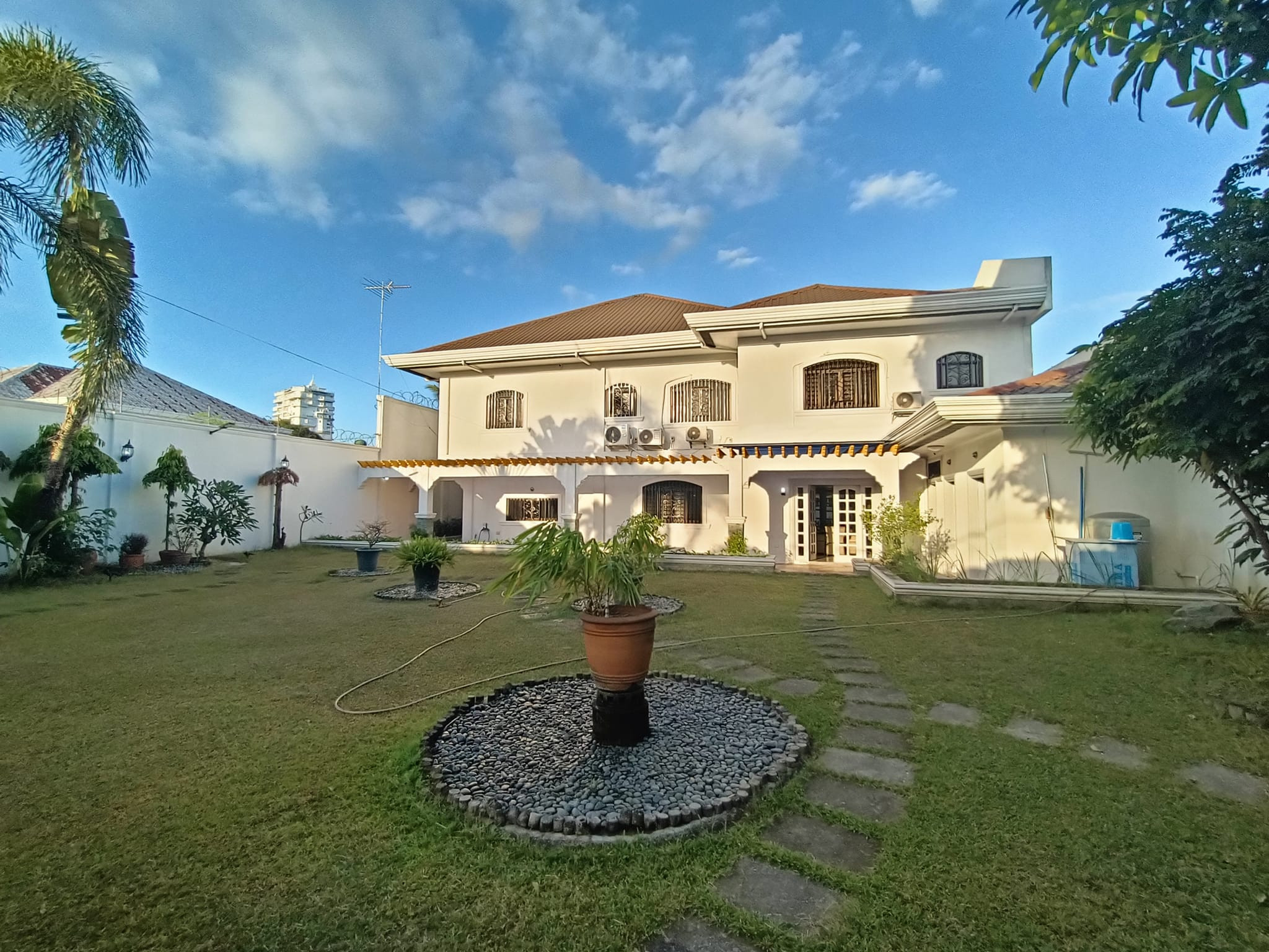 Stunning Furnished House and Lot with swimming pool in Angeles City, Pampanga photo 3