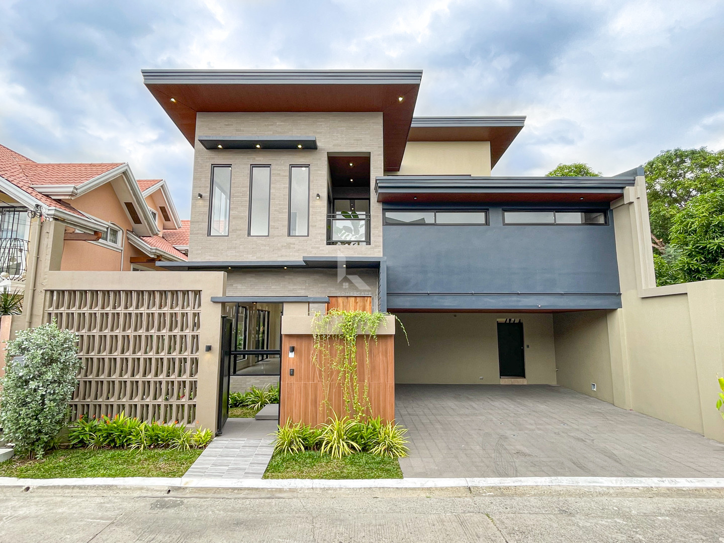 Elegant Modern Contemporary House with Swimming Pool For Sale photo 1