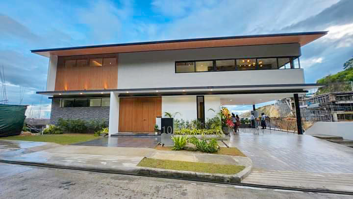 Modern Luxury House for Sale with Panoramic City View photo 5