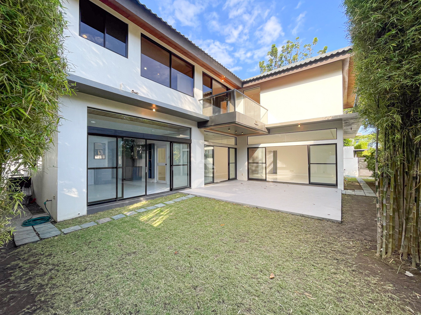 Classy Contemporary House and Lot For Sale photo 2