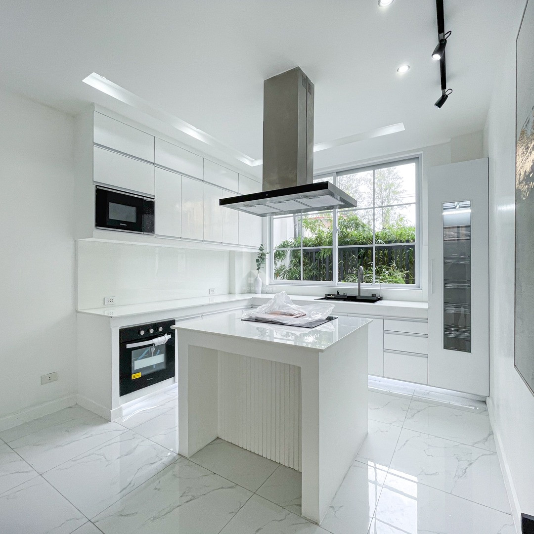Modern Contemporary Corner House and Lot with Pool For Sale photo 5