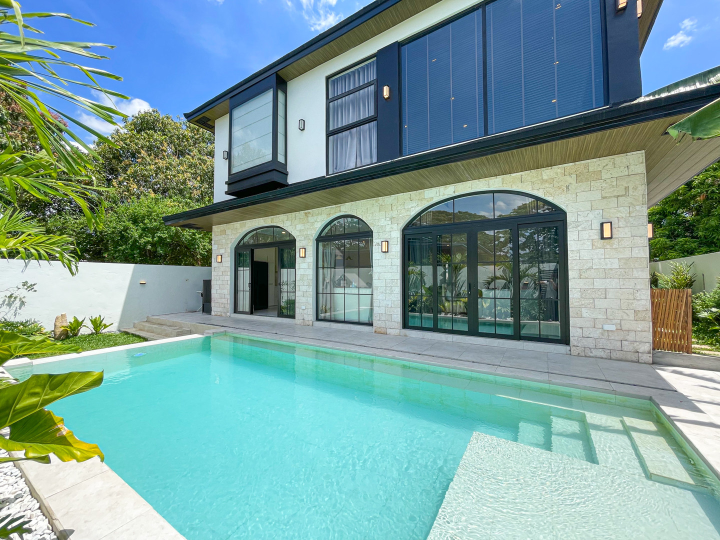 Sophisticated Modern Contemporary House and Lot For Sale in The Orchard photo 1