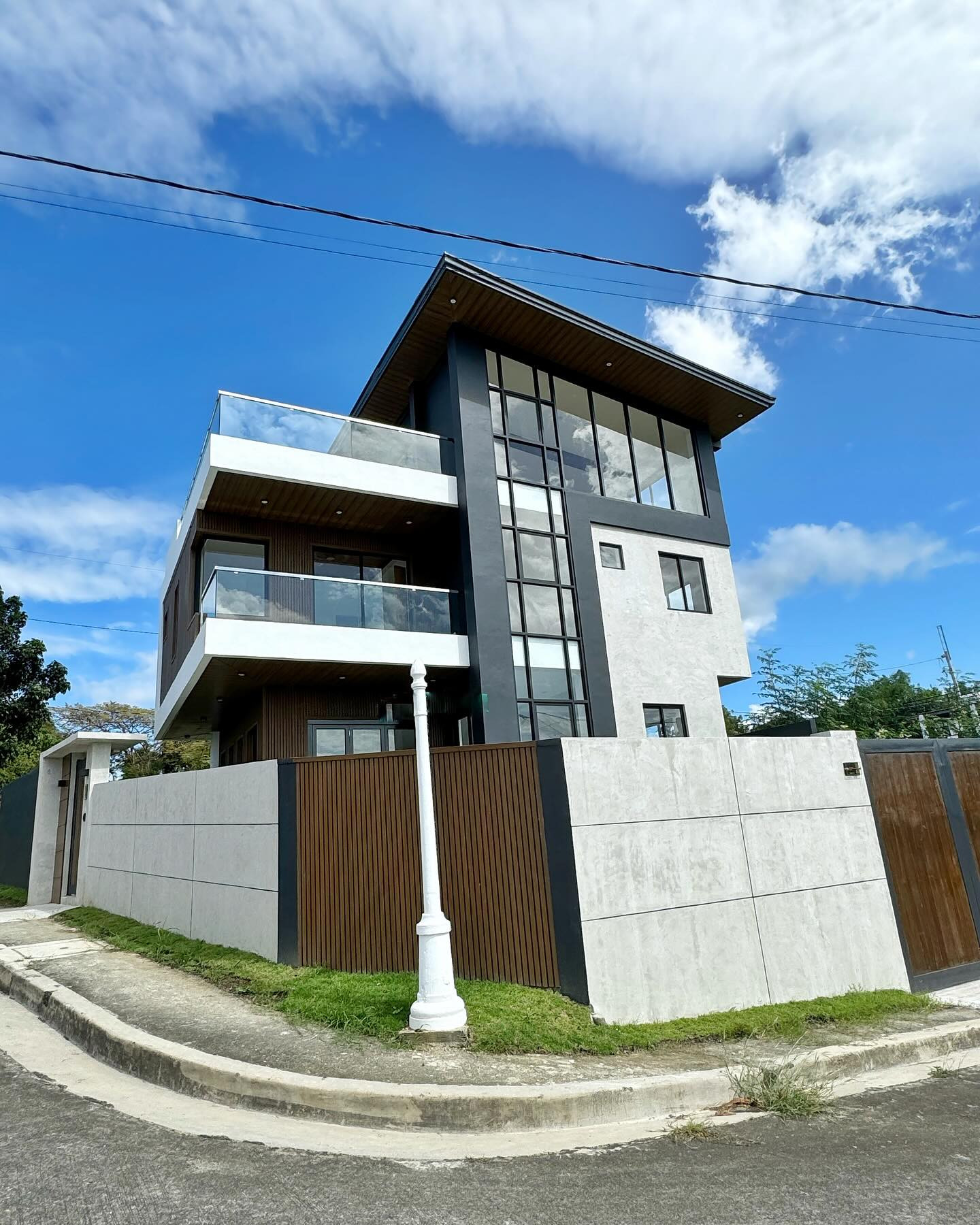Brand New Modern Overlooking House for Sale in Taytay near Taytay Tiangge photo 1