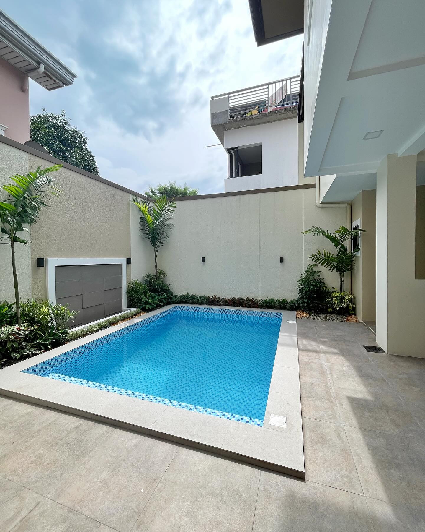 Newly renovated Contemporary House for Sale in Greenwoods Executive Village photo 2