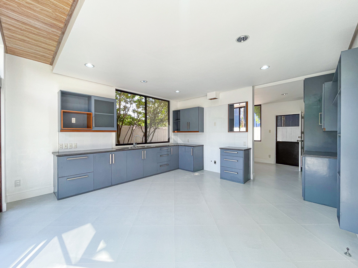 Classy Contemporary House and Lot For Sale photo 4