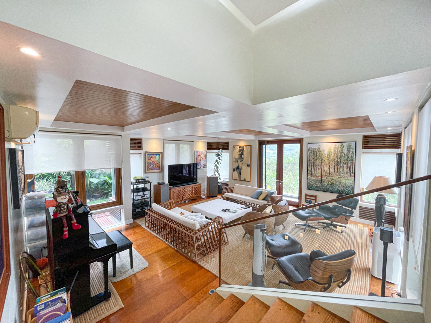 Prime Corner House and Lot with Breathtaking photo 5