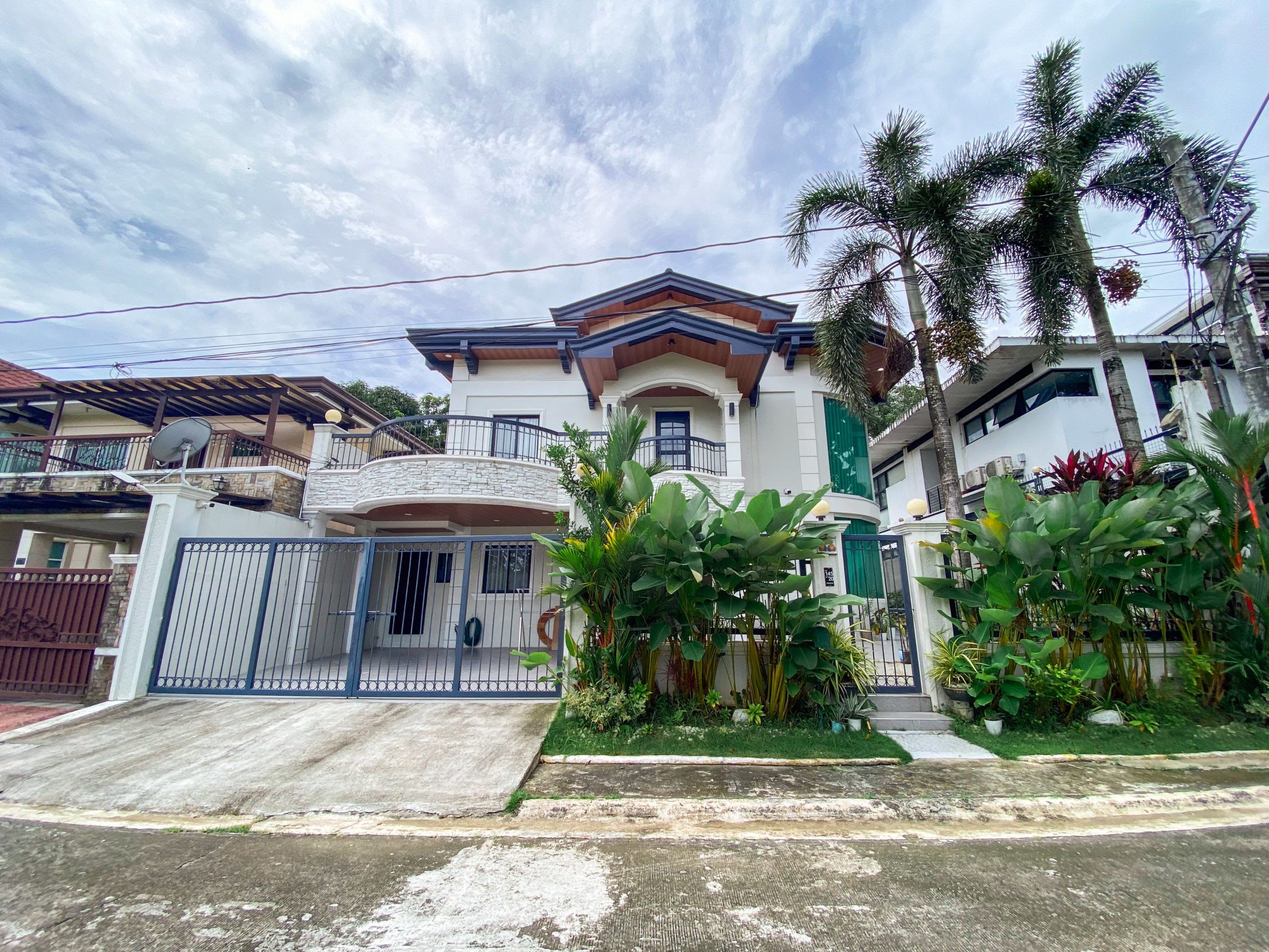 Inviting 5-Bedroom House and Lot for Sale photo 1