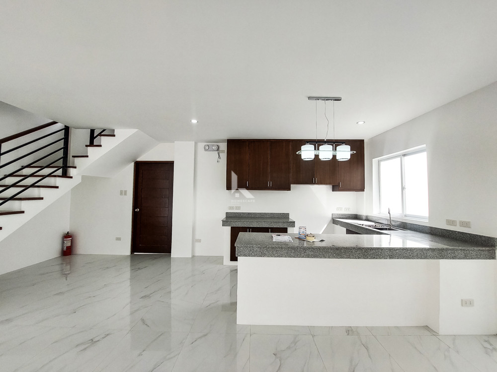 A Spacious and Pleasant Corner House and Lot For Sale in Greenwoods, photo 2