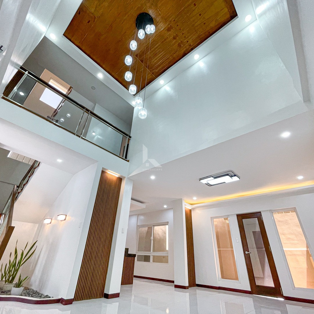 Bright and Airy Modern Home For Sale in Greenwoods Executive Village photo 2