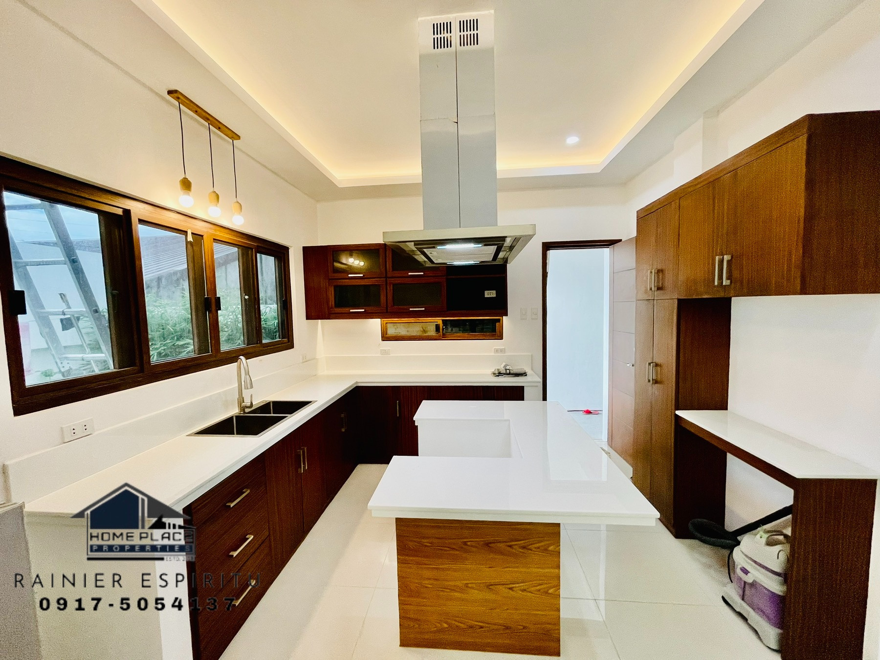 Glamorous Brand New 2Storey House and Lot for Sale photo 2