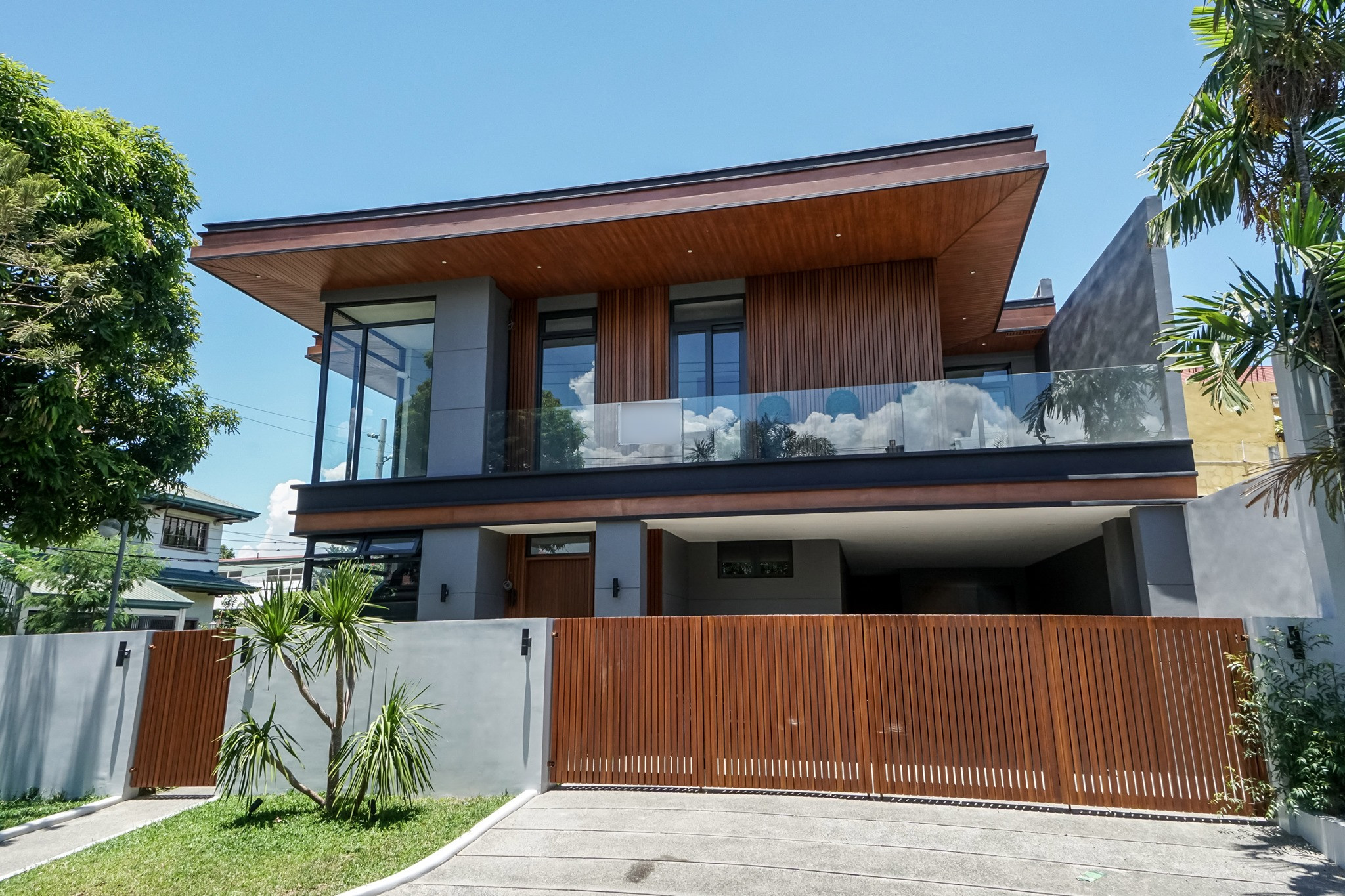 5-bedroom modern tropical house photo 1