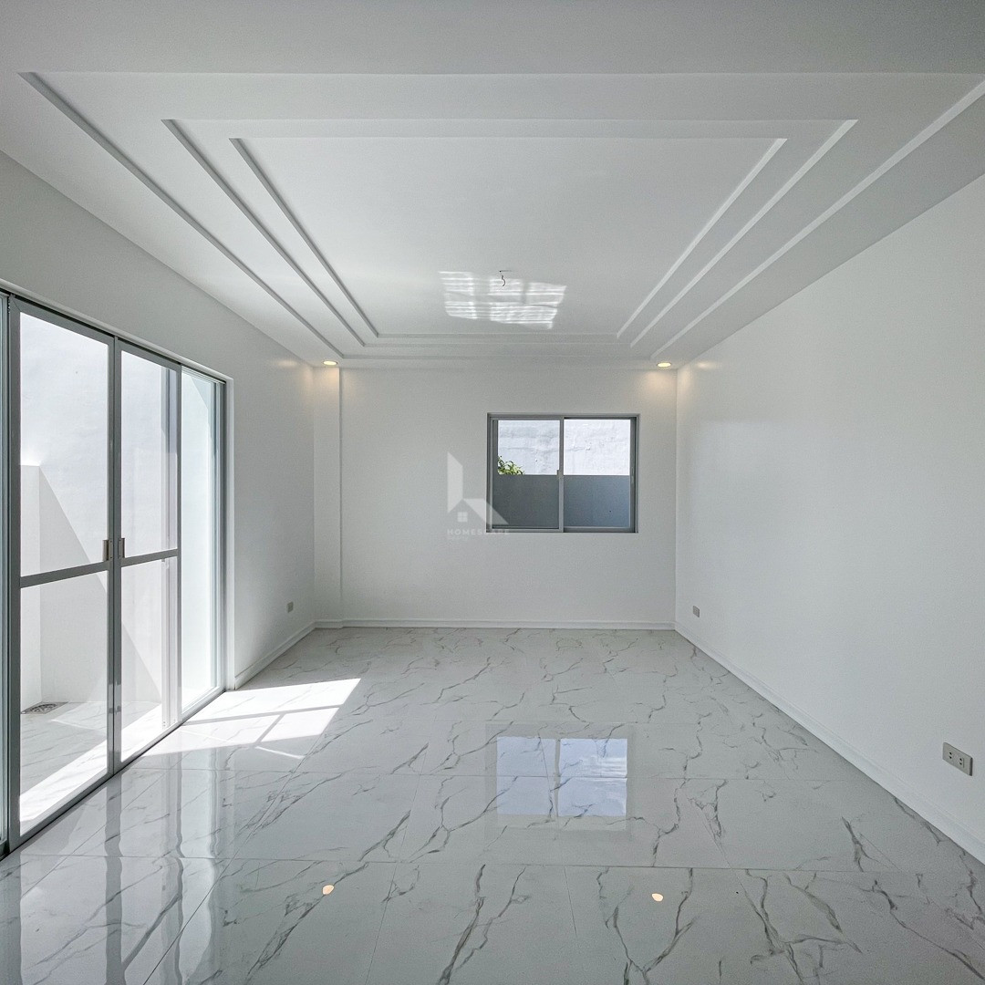 Alluring Modern Contemporary Home For Sale in Greenwoods Executive Village photo 4