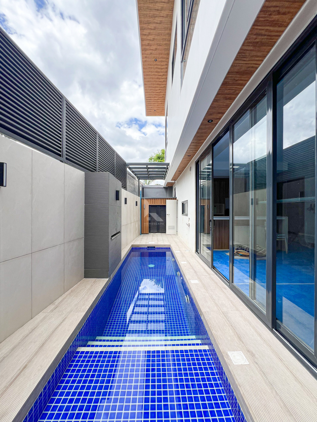 Multi-level Modern Tropical Industrial Home For Sale in Filinvest 2 photo 3